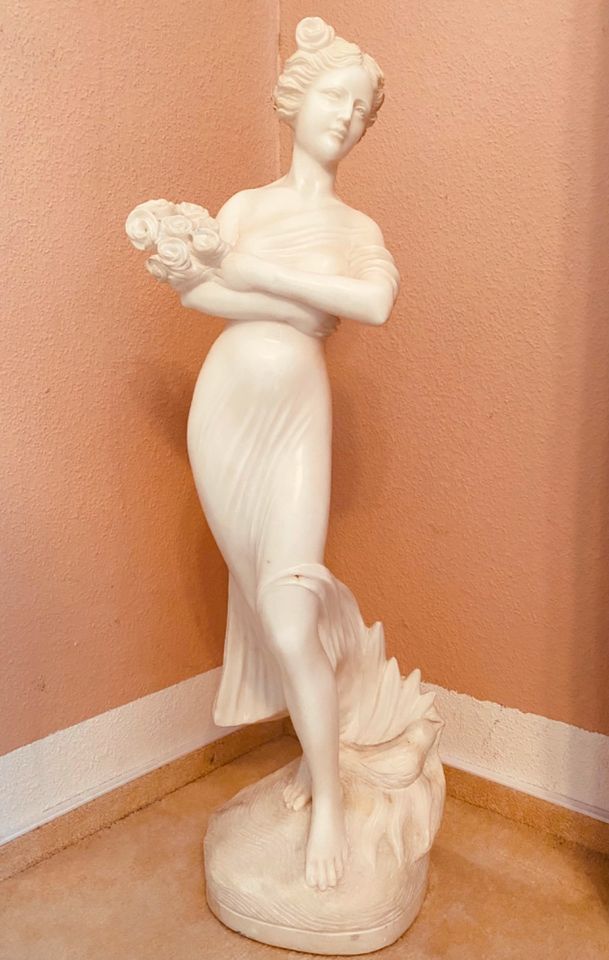 Marmorskulptur, 19.JH., Mädchen mit Blumen und Vögeln | um 1890-1910,Gewicht um die 30Kg