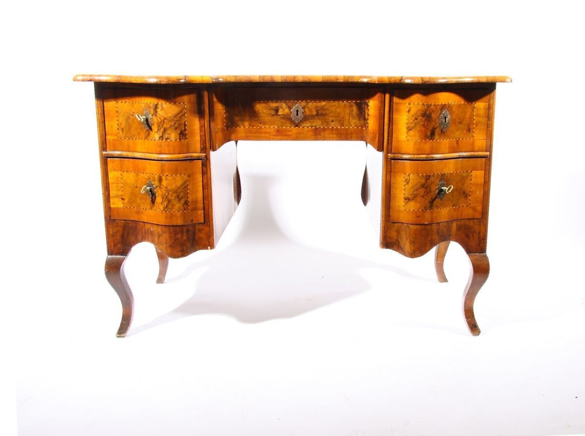 Damen Schreibtisch um 1860 , guter wohnfertiger restaurierter Zustand, Höhe 80 cm x Breite 120 cm x Tiefe 63 cm, Korpus Weichholz mit Nussbaum furniert, 5 Schubladen